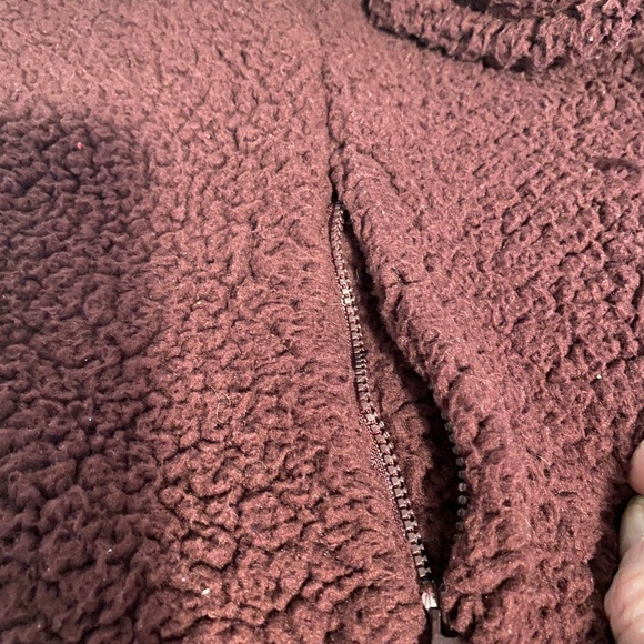 Amazon Essentials burgundy fuzzy fleece vest. Size XL - Picture 3 of 7